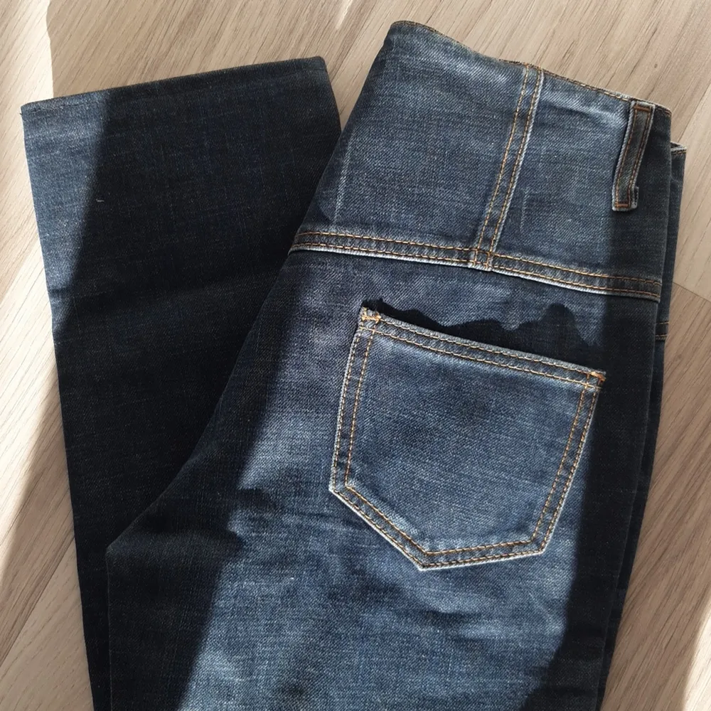 Säljer ett par så snygga jeans typ en straight model superfin färg på de !🧸😁. Jeans & Byxor.