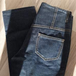 Säljer ett par så snygga jeans typ en straight model superfin färg på de !🧸😁