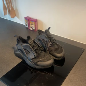 Nike Huarache Strl 46  - Dem är lite röda på ena sidan men går säkert bort för den som är händig. Därav priset också 