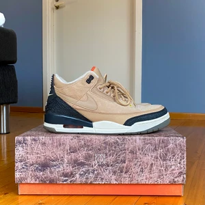 Air Jordan 3 x Justin Timberlake stl 43 - Knappt använda, mycket gott skick. Väldigt schyssta, snygga och sköna skor. Mycket bra kvalitet på läder och mocka. Detta är en collab mellan Justin Timberlake och Jordan. 