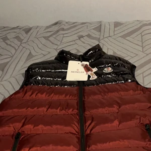Moncler väst  - Säljer en unik modell av en moncler väst. 