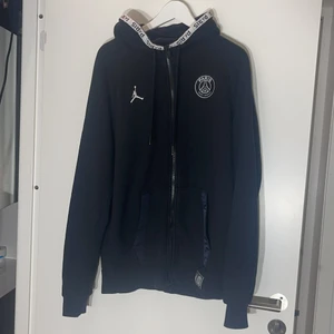 Jordan x PSG | Hoodie | Sällsynt | XL - Detta är Tjocktröjan alltså ingen träningströja. Helt ny aldrig använd Storlek XL