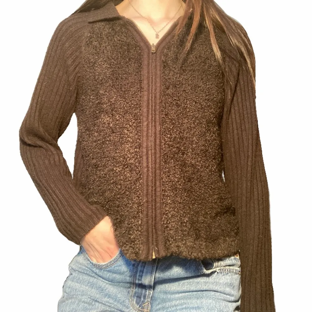 Brun ribbad kofta från Maison de Helene med ”fluffigt” material på framsidan (första bilden). Storlek M men passar bra på mig som brukar ha S/36. Skriv om du har fler frågor, köparen står för frakt :). Neuletakit & Villapaidat.