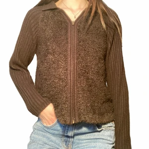 Brun kofta - Brun ribbad kofta från Maison de Helene med ”fluffigt” material på framsidan (första bilden). Storlek M men passar bra på mig som brukar ha S/36. Skriv om du har fler frågor, köparen står för frakt :)