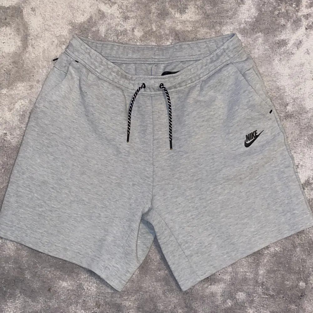 Säljer Nike tech fleece shorts, nästan aldrig använda.. Shorts.