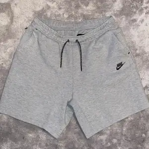 Säljer Nike tech fleece shorts, nästan aldrig använda.