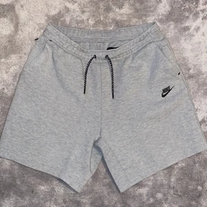 Nike tech fleece shorts, st L - Säljer Nike tech fleece shorts, nästan aldrig använda.