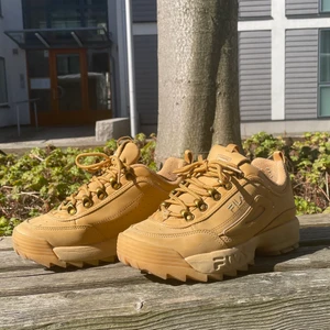 Fika sneakers - Jättefina (och unika!!) Fila sneakers som tyvärr är för små för mig, använda endast ett par gånger. Fin gulddetalj där bak! Köpta i Tyskland 🇩🇪 