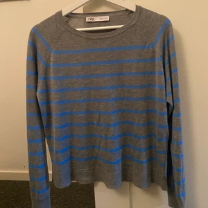Zara tröja  - Använd 1 gång i och är i jätte bra skick , frakt tillkommer på 52 kr 