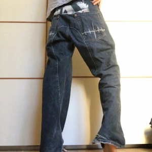 Wax Action Jeans - Säljer av favoriten i garderoben nu:( Mörka jeans med tryck på baksidan. Jag är 175 och de sitter galant, de sitter nog perfa på vem som hälst mellan 165-185