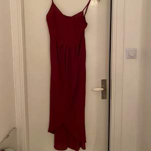 Säljer en vinröd klänning från Shein. Aldrig använd pga för liten stl, så i nyskick :) Stl: S. 50 kr + frakt! 