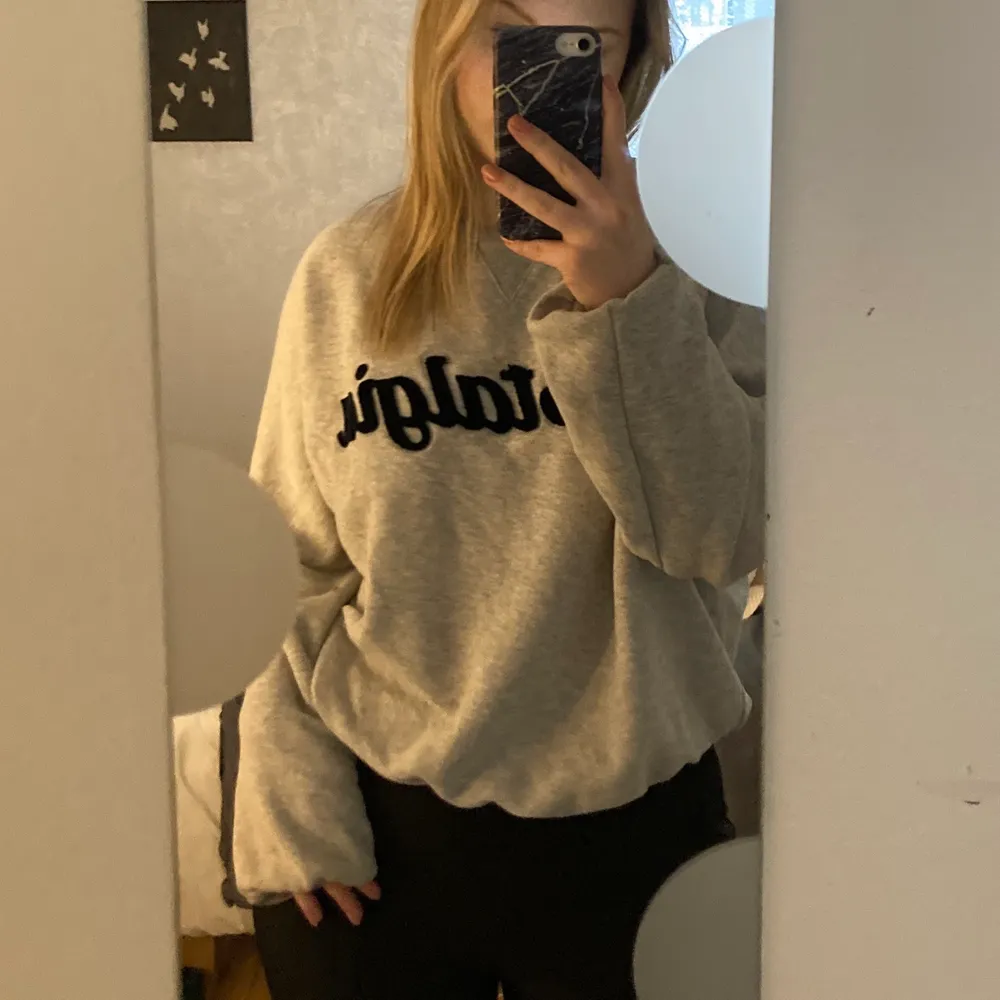 Grå sweatshirt från hm med texten Nostalgia, använd fåtal gånger❤️. Tröjor & Koftor.