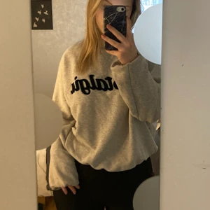Sweatshirt  - Grå sweatshirt från hm med texten Nostalgia, använd fåtal gånger❤️