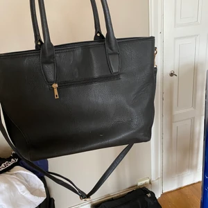 Handväska  - Svart handväska med massa små fack.