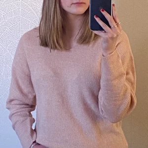 Stickad tröja - Säljer en gullig ljusrosa/beige stickad tröja från Vero Moda. Färgen ser lite olika ut i olika ljus (se bilder), men den första bilden är mest accurate. Tröjan är i storlek S. Helt oanvänd med lappen kvar! Säljer då det inte är min färg. Nypris ca 230 kr, säljer för 120 kr + frakt. Priset går att diskutera! Betalning via Swish eller Paypal, kan posta eller mötas upp i Stockholmsområdet! 🦩💕