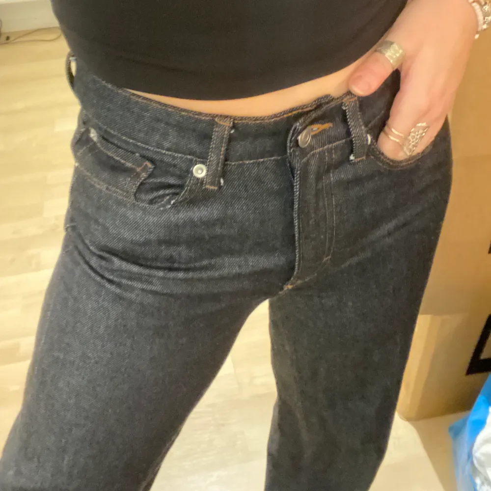 Säljer dessa lågmidjade oanvända jeans från H&M i storlek 38 för 200kr! Längden är perfekt på mig som är 168cm!. Jeans & Byxor.