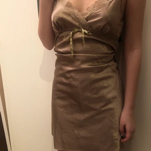 Satin klänning från Lindex, stl: S 🌸💓 - Satin klänning från Lindex i storlek S👗 superfin att ha nu till sommaren , säljer den för 150kr inklusive frakt 🌸💓