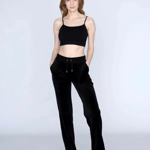 Juicy couture  - De är ej sålda än! Säljer mina svarta juicy byxor i storlek XXS. Det har blivit något tillverknings fel så det står storlek XS i byxorna på lappen men sitter precis som en XXS då XS vanligtvis är för stor på mig. De har inga bristningar utan är som nya men använda några gånger och jag säljer de för att jag vill köpa en annan färg. Jag är 161 och de är perfekt i längden. Skriv om ni vill ha bilder hur de sitter på mig och min kroppsform. De är inte i handuksmaterial utan jätte mjuka 