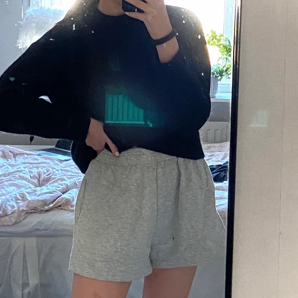 Gråa shorts från Gina Tricot i storlek M! Väldigt skönt material och fin färg💫 Lite stora på mig därav har jag inte använt dem så mycket! . Shorts.