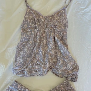 Linne o shorts (pyjamas) - Säljer mitt fina pyjamasett som tyvärr blivit för liten!😩  Köptes på hm för något år sedan och har knappt använts, i storlek XS och toppen kan även användas som sommartopp, så fint!😍 Så mysig och perfekt för sommaren💓🥰
