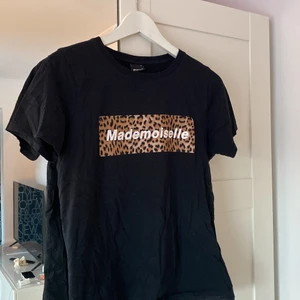 Svart T-shirt  - Svart T-shirt med tryck❤️från ginatricot