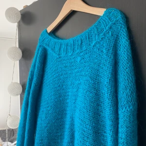 Blå  - Blå stickad tröja, aldrig använd. Köpt här på Plick. Står inte märke eller storlek. Men skulle säg M. 