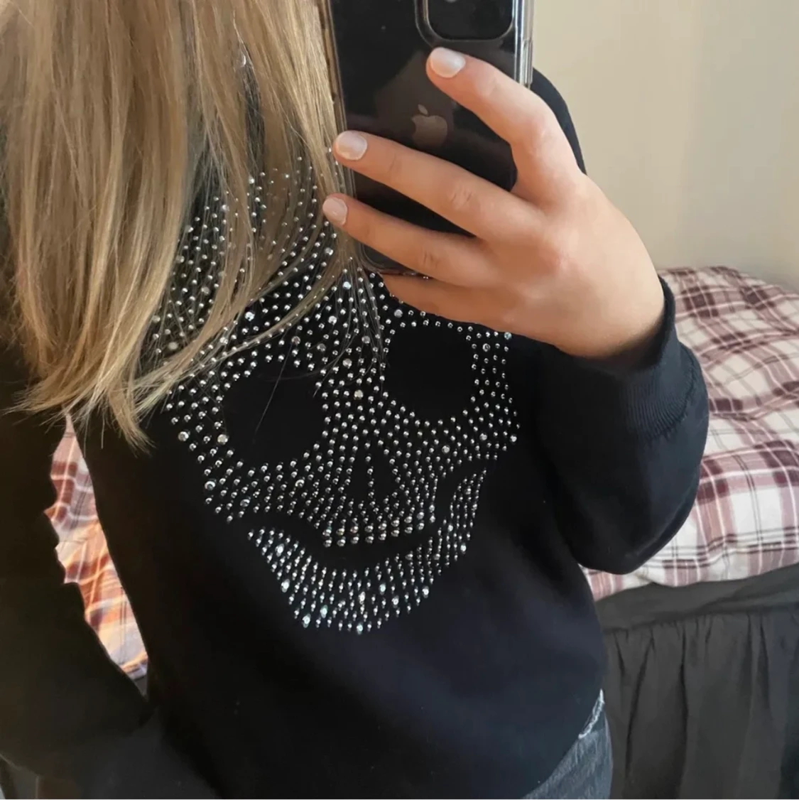 Svart hoodie med dödskalle och nitar 