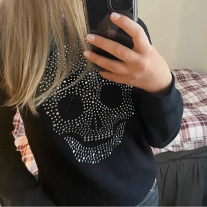Svart hoodie med dödskalle och nitar  - Säljer denna supersnygga hoodie köpt på HM under hösten 2020. Storlek 170 och passar mig som är S! Använd ett fåtal gånger och är i jättebra skick! Köparen står för frakt☺️💘