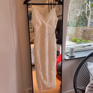 Klänning  - Säljer en helt ny klänning med lappar och allt kvar. Perfekt klänning för studenten eller skolavslutningen, eller varför inte bara som en fin sommarklänning😍