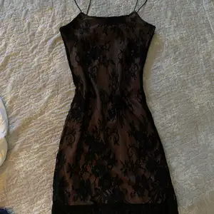 Säljer denna fina klänningen i stl xs/s från DM 💗