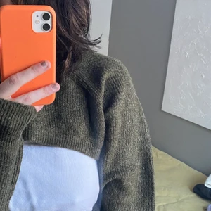 Bolero - Jättefin mörkgrön bolero från H&M. Helt ny. Storlek L. Nypris 199kr. Köparen står för frakten.