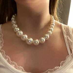 Halsband - Detta halsbandet köpte jag för att använda dagligen men så har det inte blivit. Därför har det inte kommit till användning och därför väljer jag att sälja det. Det är ett fint pärlhalsband med silver detaljer. Detta halsband köpte jag för 100kr på glitter men nu säljer jag det för 60kr och frakt. Inte säker om det är äkta silver🤩🌼