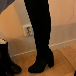 Knähöga boots, storlek 37, 50kr  - Använt 1 gång 
