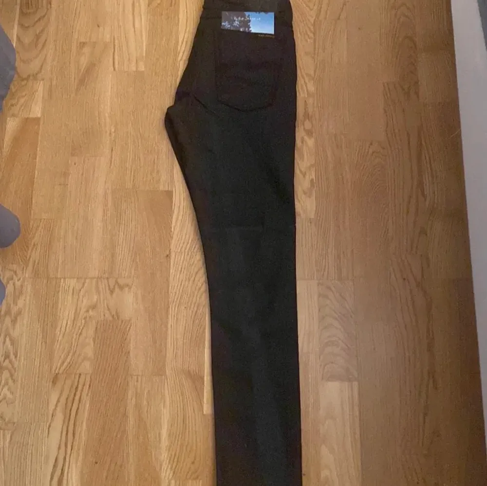 Helt ny Nudie jeans Modell: SKINNY LIN Tim Tvätt: Organic black in black Storlek : -w29_L34 Midja 36cm x2 Längd : 110cm Strech Slim Fit 98% Organic Cotton 2% Elastaine  . Jeans & Byxor.