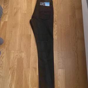 Helt ny Nudie jeans Modell: SKINNY LIN Tim Tvätt: Organic black in black Storlek : -w29_L34 Midja 36cm x2 Längd : 110cm Strech Slim Fit 98% Organic Cotton 2% Elastaine  