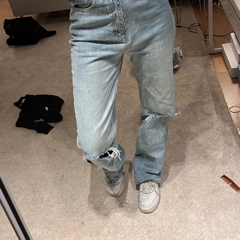 Säljer dessa ljusblå jeans, storlek 8. Motsvarar storlek 38 ungefär. Fett snygga med air force eller ett par jordan. Jeans & Byxor.