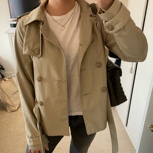 Kort kappa - Väääärldens snyggaste kappa!!! Inte säker om jag ska sälja, därav priset❤️ storlek 36 från H&M, köpt många år sedan