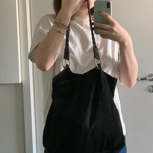 Väska (mocka) - Väska i nån slags mockamaterial. Från ginatricot. Flätad ”handtag”. Mötas upp i Örebro eller Karlstad, eller fraktas om köparen står för frakten.