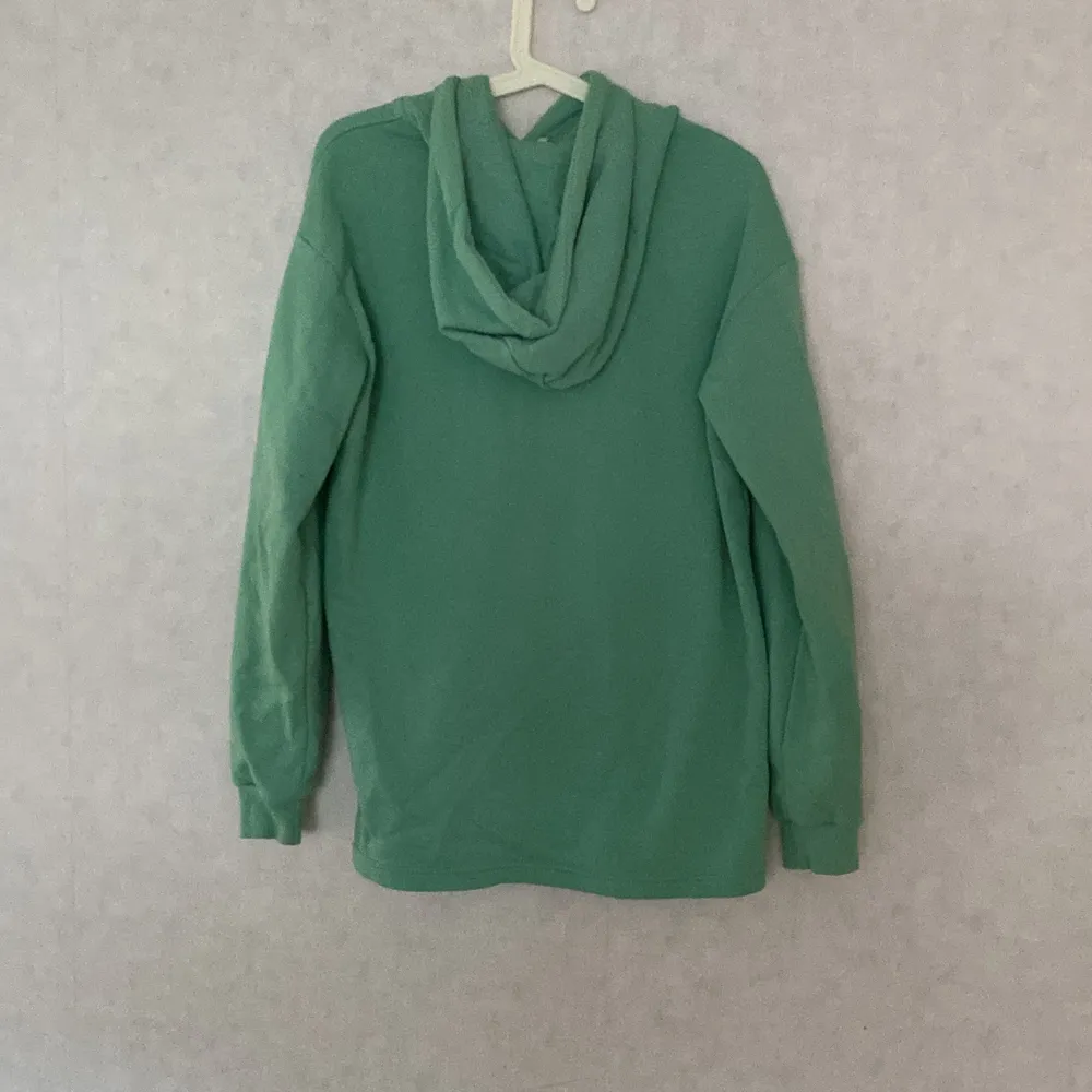 Mint grön hoodie i storlek S. Köpt på Cubus, använd ett fåtal gånger. Lite längre än vanliga modeller.. Hoodies.