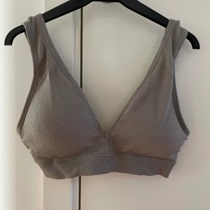 Topp - Säljer nu denna fina bh/topp ifrån Åhléns outlet. Aldrig använd pågrund av att den är förstor för mig. Den är super skön och har ett bra material. Kan användas som vanlig topp och träningsstopp. Priset och frakten diskuteras 💕
