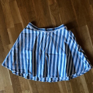 Blå-randig kjol - En sommrig blå och vit-randig kjol från monki i jeans. Perfekt längd och jättefärlig med en stor stickad tröja över. 