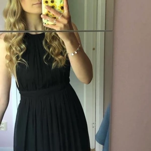 Svart balklänning  - Säljer min svarta balklänning då den ej kommer till användning längre💞💞 Går ända ner till marken på mig som är 166cm