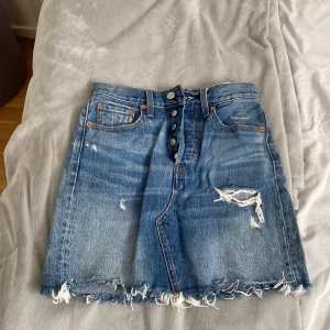 Levis jeanskjol - Jätte fin Levis kjol som tyvärr är för liten därav är den endast använd 1 gång 