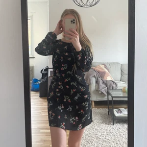 klänning - svart klänning med små blommor på från hm, superfin och i väldigt bra skick! köpte för 200kr, säljer för 90kr + frakt❣️