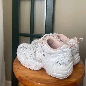 new balance - Skor jag tyvärr inte får någon användning av längre. Använt några gånger men inte extremt många💛 frakten tillkommer i priset och för mer information skriv gärna privat☺️ priset kan även diskuteras!!