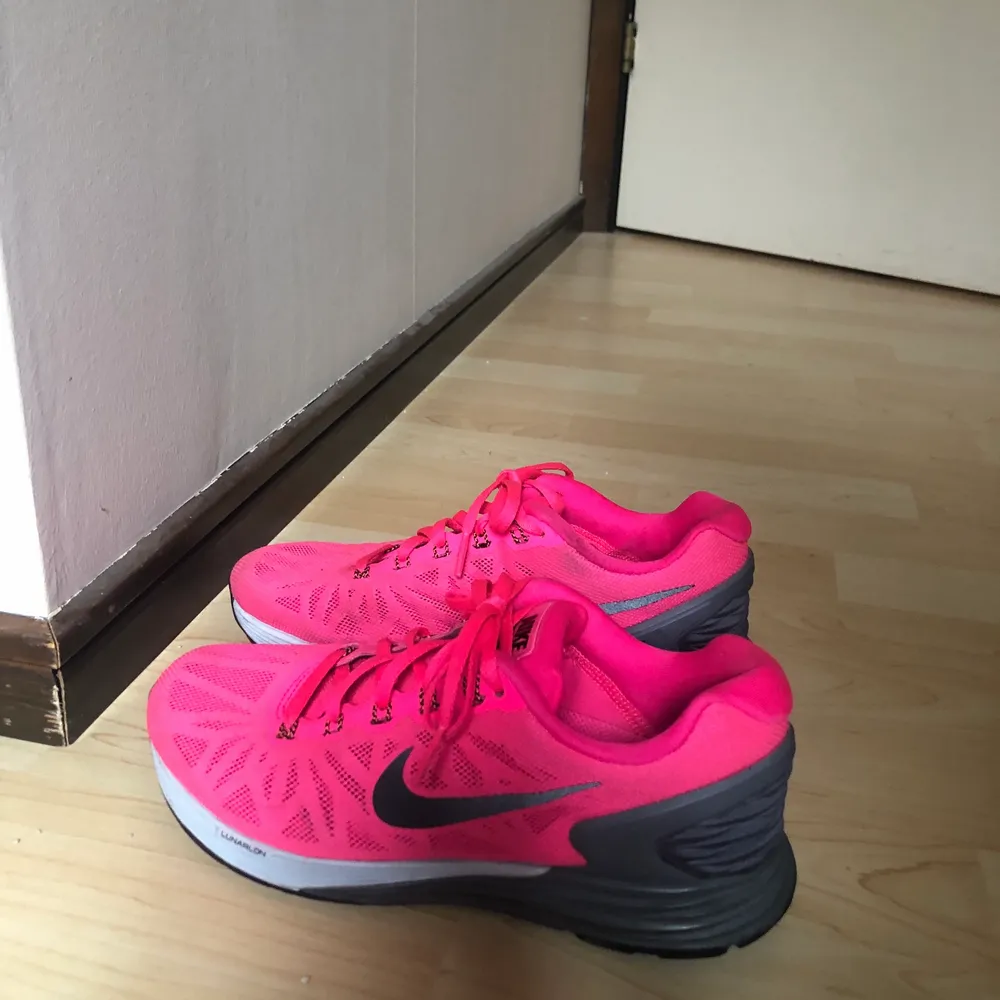 Super snygga och rejäla Nike skor att träna eller springa i. Använda en gång så det är i väldigt bra skick. Storlek 36,5. Skor.