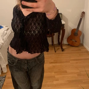 Svart spets topp - En jättefin topp som kan kläs upp för fest eller kläs ner med ett par basic jeans för vardag. 