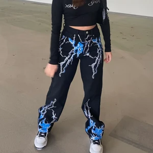 Y2k jeans - Säljer dessa coola Y2k jeansen som liknar Jaded London jeansen. Endast provade till att ta bilder, ej använda. Storlek XS🖤