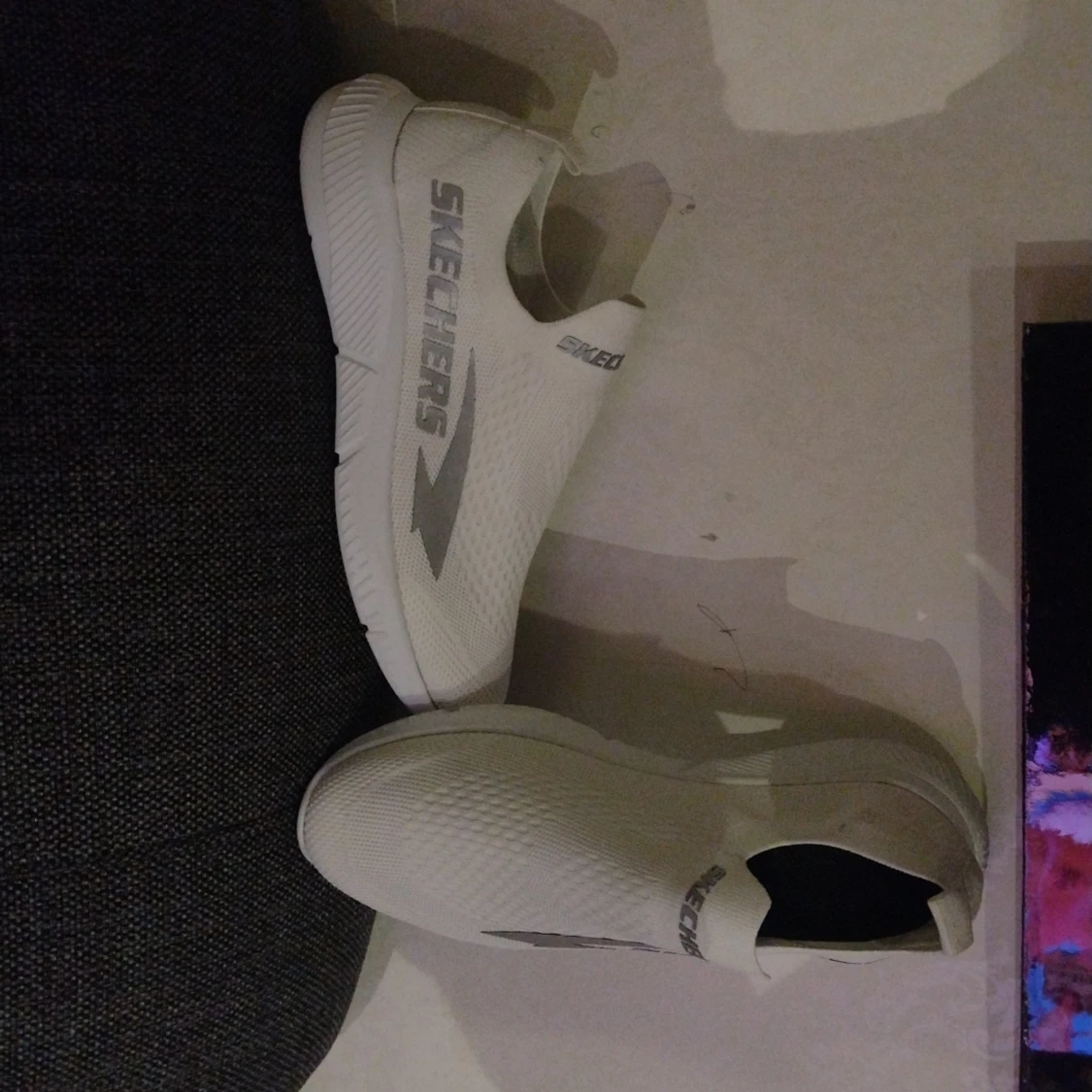 Vita sneakers i storlek 40/41