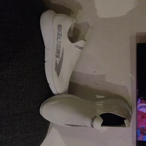 Vita sneakers i storlek 40/41 - Helt oanvända